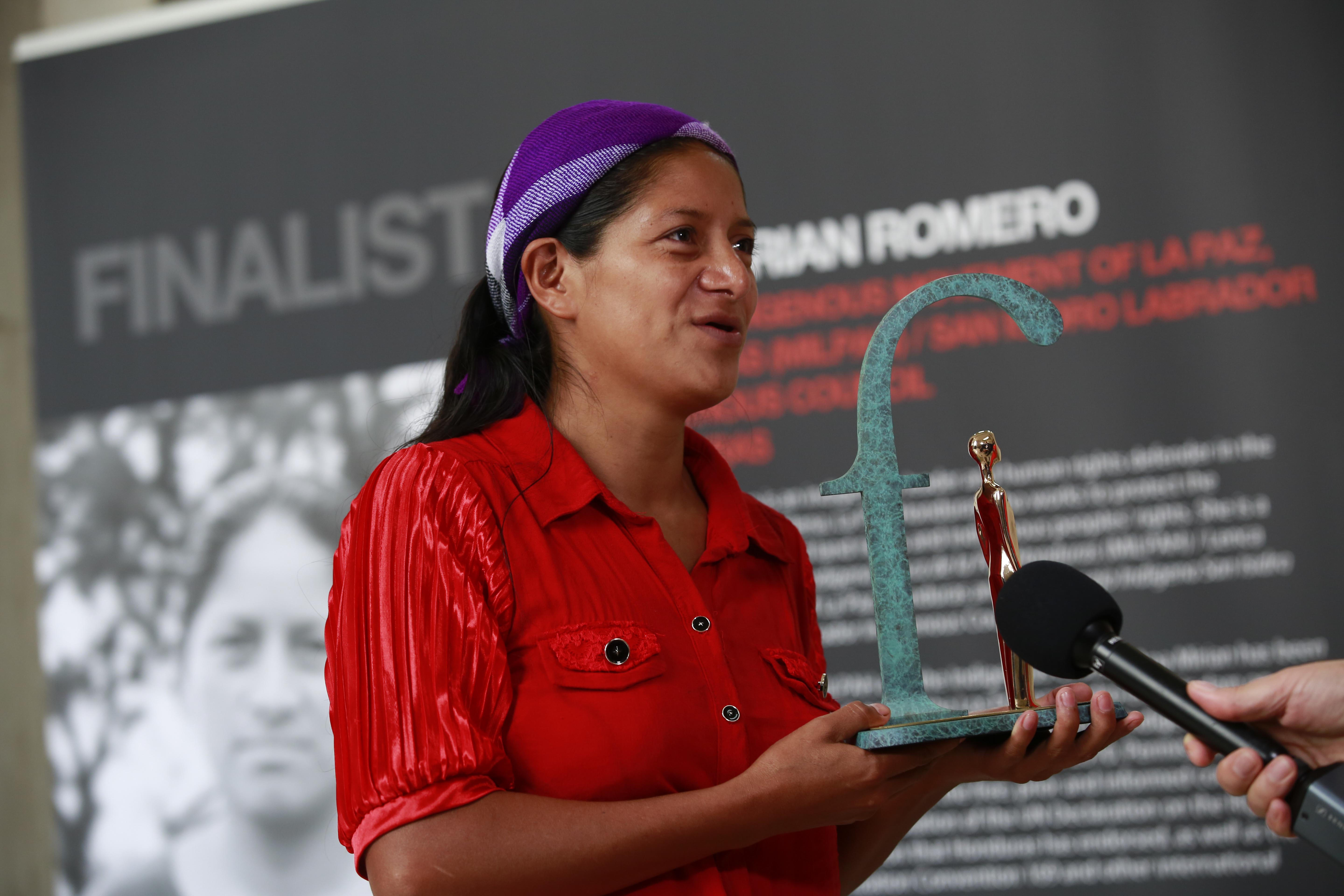 ana_mirian_gives_an_interview_award_2016.jpg